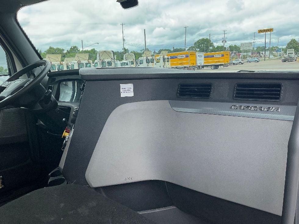 Day Cab Tractor-Heavy Duty Tractors-Freightliner-2019-T12664ST-Flint-MI-475,795\n\t\tmiles-$ 40,000 - Image 13