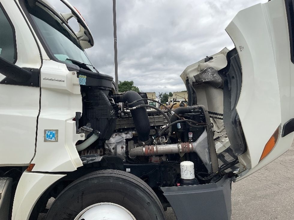 Day Cab Tractor-Heavy Duty Tractors-Freightliner-2019-T12664ST-Flint-MI-475,795\n\t\tmiles-$ 40,000 - Image 15