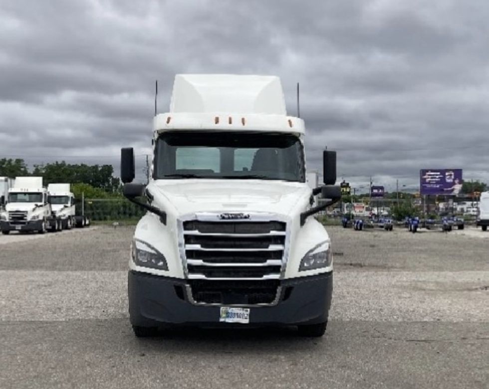 Day Cab Tractor-Heavy Duty Tractors-Freightliner-2019-T12664ST-Flint-MI-475,795\n\t\tmiles-$ 40,000 - Image 2