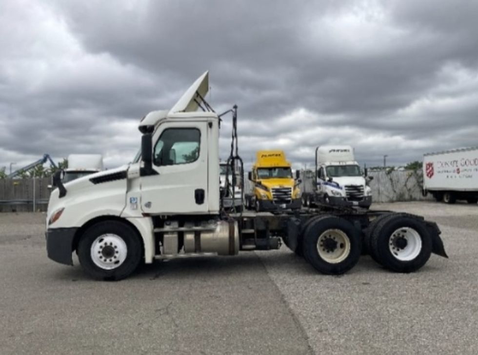 Day Cab Tractor-Heavy Duty Tractors-Freightliner-2019-T12664ST-Flint-MI-475,795\n\t\tmiles-$ 40,000 - Image 4