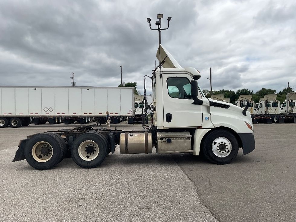 Day Cab Tractor-Heavy Duty Tractors-Freightliner-2019-T12664ST-Flint-MI-475,795\n\t\tmiles-$ 40,000 - Image 8