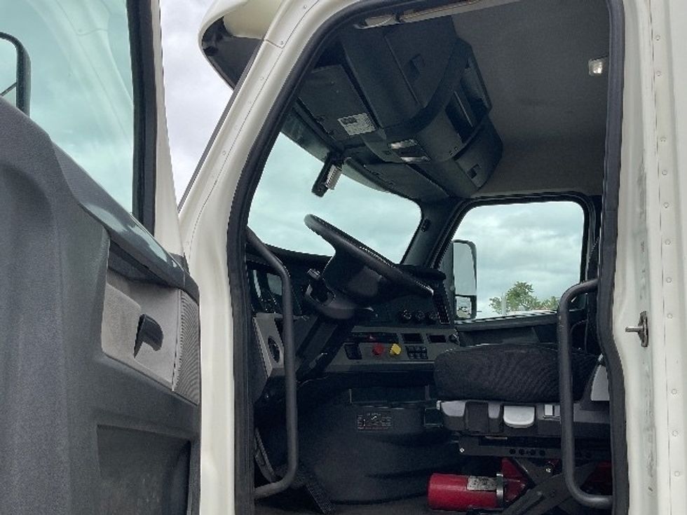 Day Cab Tractor-Heavy Duty Tractors-Freightliner-2019-T12664ST-Flint-MI-475,795\n\t\tmiles-$ 40,000 - Image 9