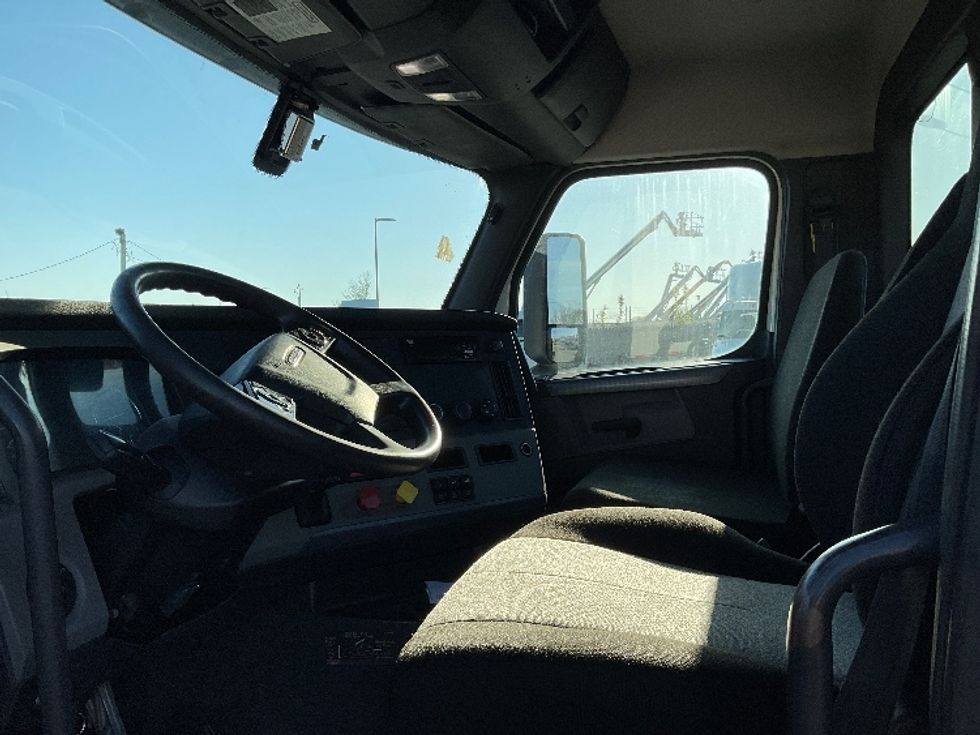 Day Cab Tractor-Heavy Duty Tractors-Freightliner-2019-T12664ST-Flint-MI-478,443\n\t\tmiles-$ 40,000 - Image 10