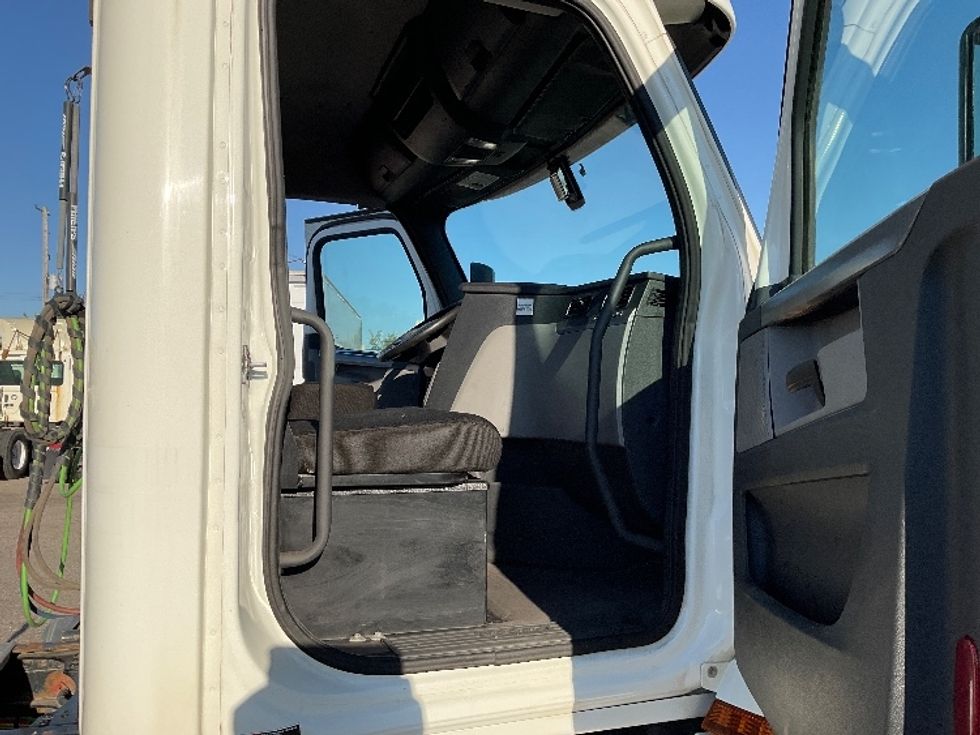 Day Cab Tractor-Heavy Duty Tractors-Freightliner-2019-T12664ST-Flint-MI-478,443\n\t\tmiles-$ 40,000 - Image 12