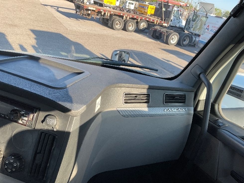 Day Cab Tractor-Heavy Duty Tractors-Freightliner-2019-T12664ST-Flint-MI-478,443\n\t\tmiles-$ 40,000 - Image 13