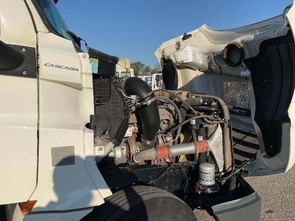 Day Cab Tractor-Heavy Duty Tractors-Freightliner-2019-T12664ST-Flint-MI-478,443\n\t\tmiles-$ 40,000 - Image 15