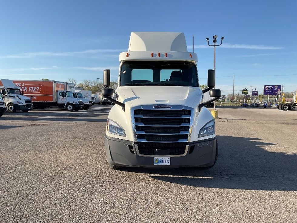 Day Cab Tractor-Heavy Duty Tractors-Freightliner-2019-T12664ST-Flint-MI-478,443\n\t\tmiles-$ 40,000 - Image 2