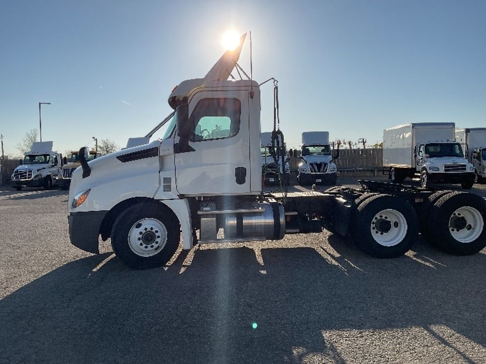 Day Cab Tractor-Heavy Duty Tractors-Freightliner-2019-T12664ST-Flint-MI-478,443\n\t\tmiles-$ 40,000 - Image 4