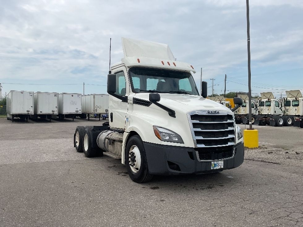 Day Cab Tractor-Heavy Duty Tractors-Freightliner-2019-T12664ST-Flint-MI-491,332\n\t\tmiles-$ 39,250 - Image 1