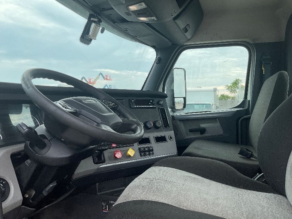 Day Cab Tractor-Heavy Duty Tractors-Freightliner-2019-T12664ST-Flint-MI-491,332\n\t\tmiles-$ 39,250 - Image 10