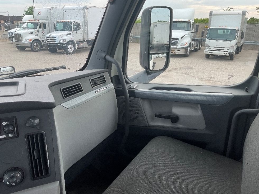 Day Cab Tractor-Heavy Duty Tractors-Freightliner-2019-T12664ST-Flint-MI-491,332\n\t\tmiles-$ 39,250 - Image 12