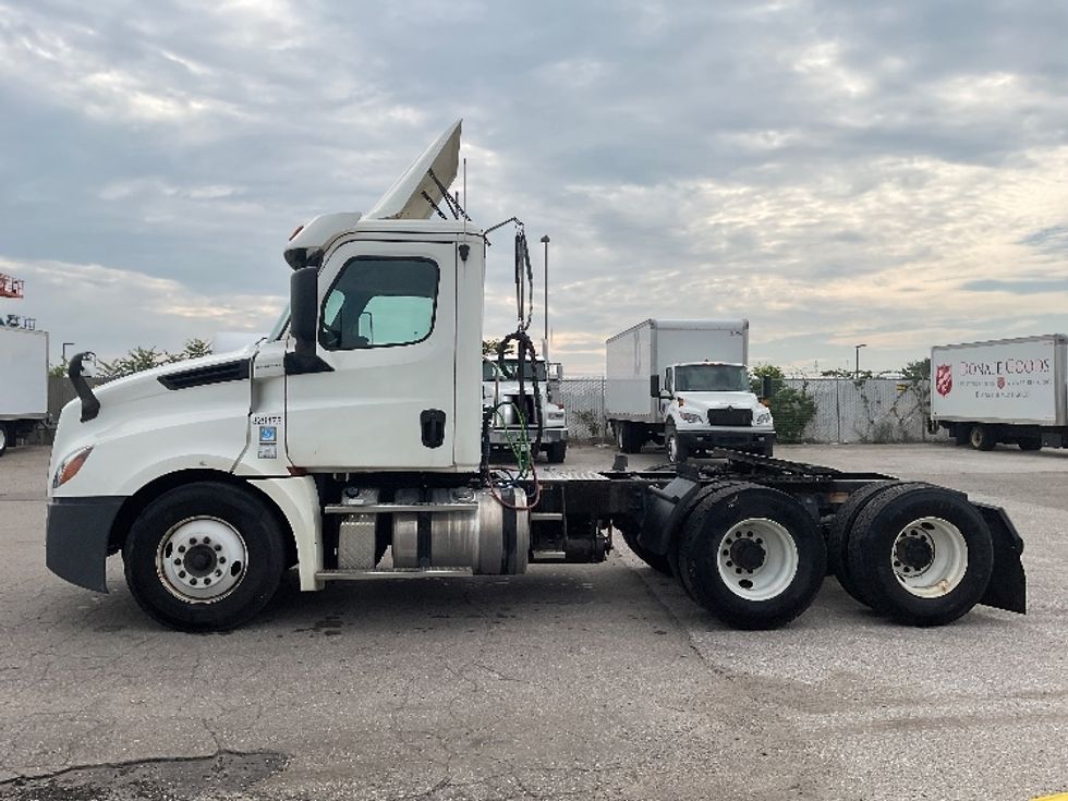 Day Cab Tractor-Heavy Duty Tractors-Freightliner-2019-T12664ST-Flint-MI-491,332\n\t\tmiles-$ 39,250 - Image 4