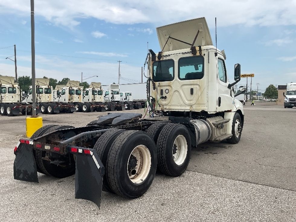 Day Cab Tractor-Heavy Duty Tractors-Freightliner-2019-T12664ST-Flint-MI-491,332\n\t\tmiles-$ 39,250 - Image 7
