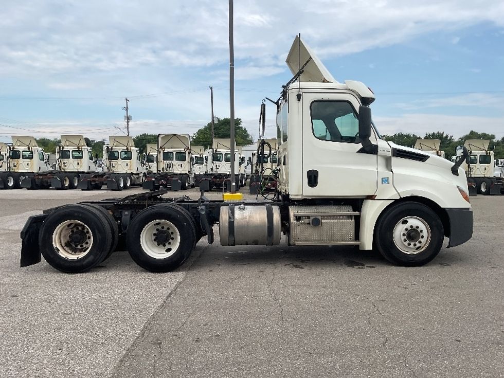 Day Cab Tractor-Heavy Duty Tractors-Freightliner-2019-T12664ST-Flint-MI-491,332\n\t\tmiles-$ 39,250 - Image 8