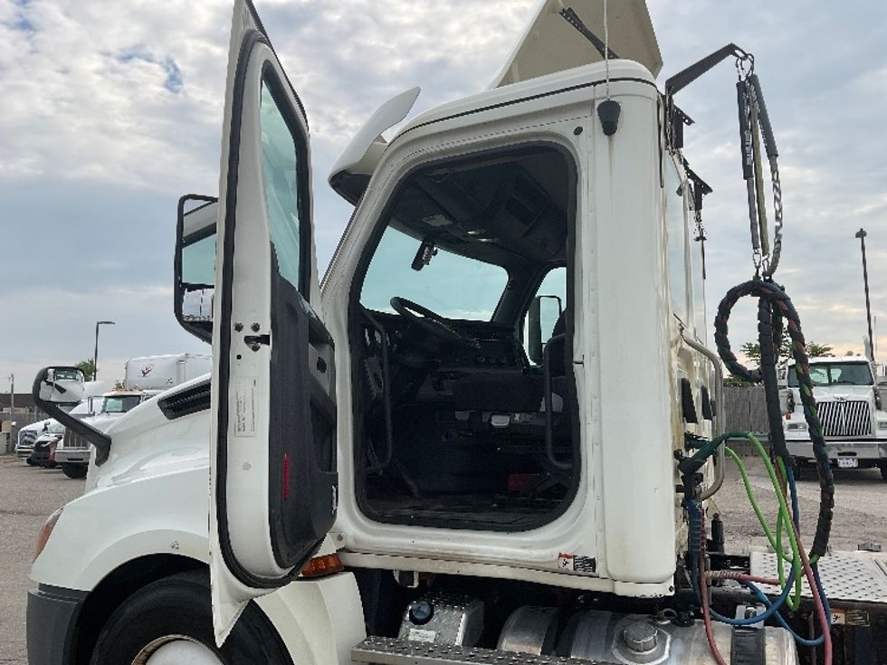 Day Cab Tractor-Heavy Duty Tractors-Freightliner-2019-T12664ST-Flint-MI-491,332\n\t\tmiles-$ 39,250 - Image 9