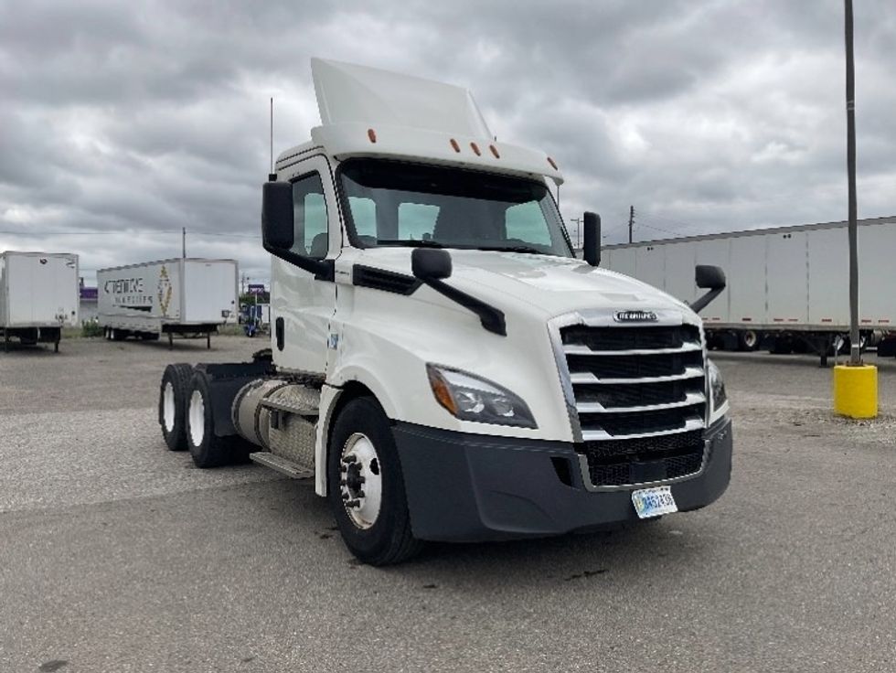 Day Cab Tractor-Heavy Duty Tractors-Freightliner-2019-T12664ST-Flint-MI-501,375\n\t\tmiles-$ 38,500 - Image 1