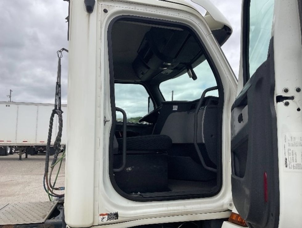 Day Cab Tractor-Heavy Duty Tractors-Freightliner-2019-T12664ST-Flint-MI-501,375\n\t\tmiles-$ 38,500 - Image 11