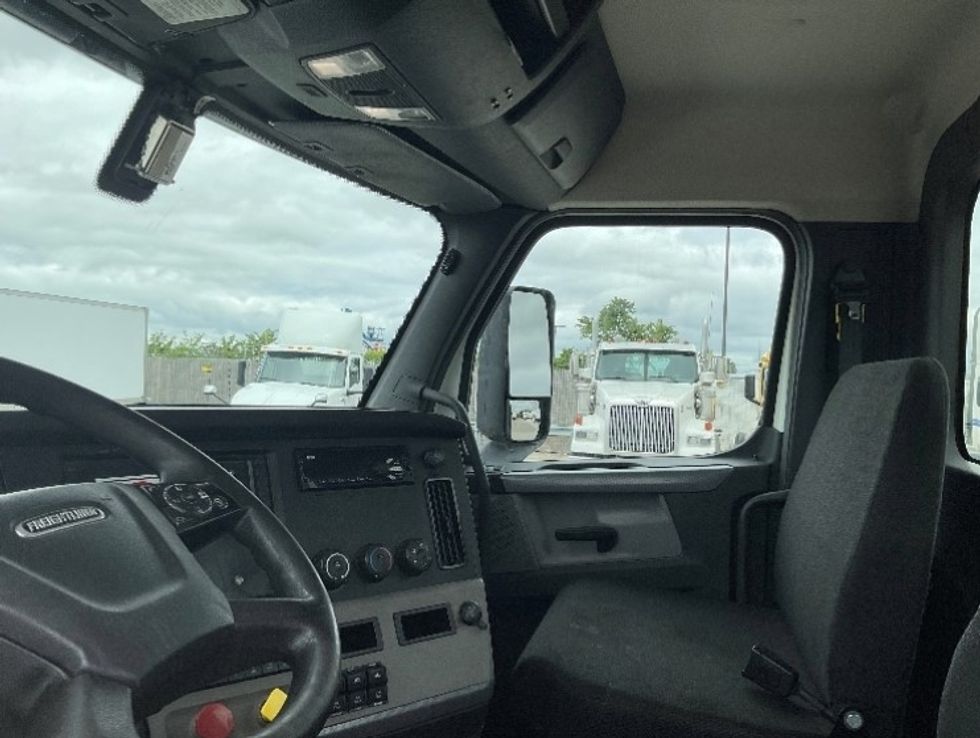 Day Cab Tractor-Heavy Duty Tractors-Freightliner-2019-T12664ST-Flint-MI-501,375\n\t\tmiles-$ 38,500 - Image 9