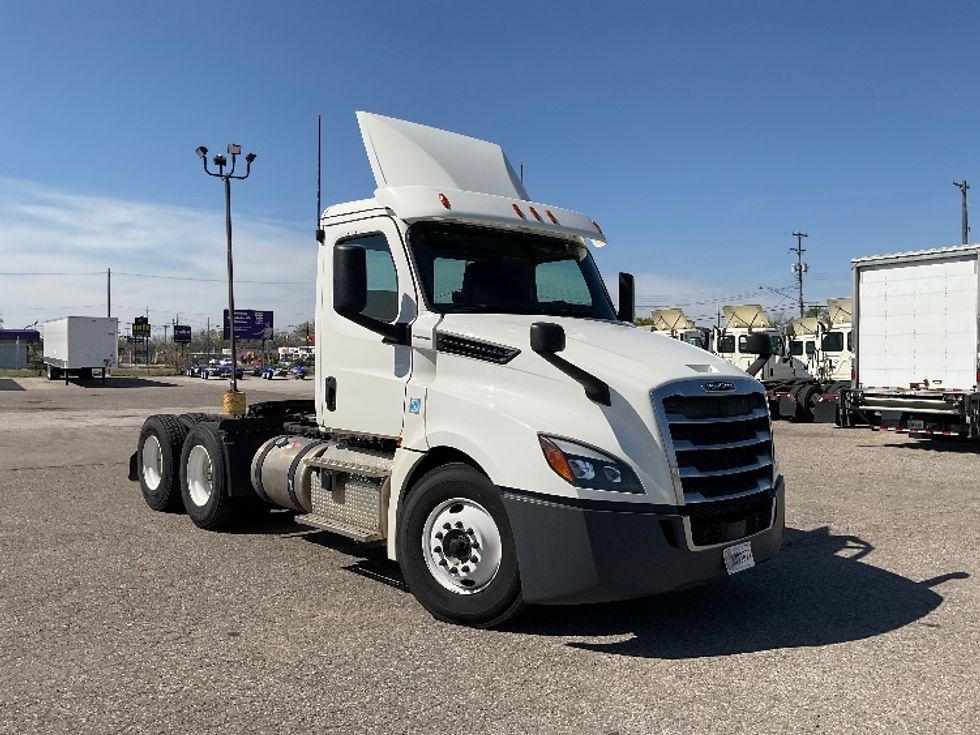 Day Cab Tractor-Heavy Duty Tractors-Freightliner-2019-T12664ST-Flint-MI-516,134\n\t\tmiles-$ 37,250 - Image 1