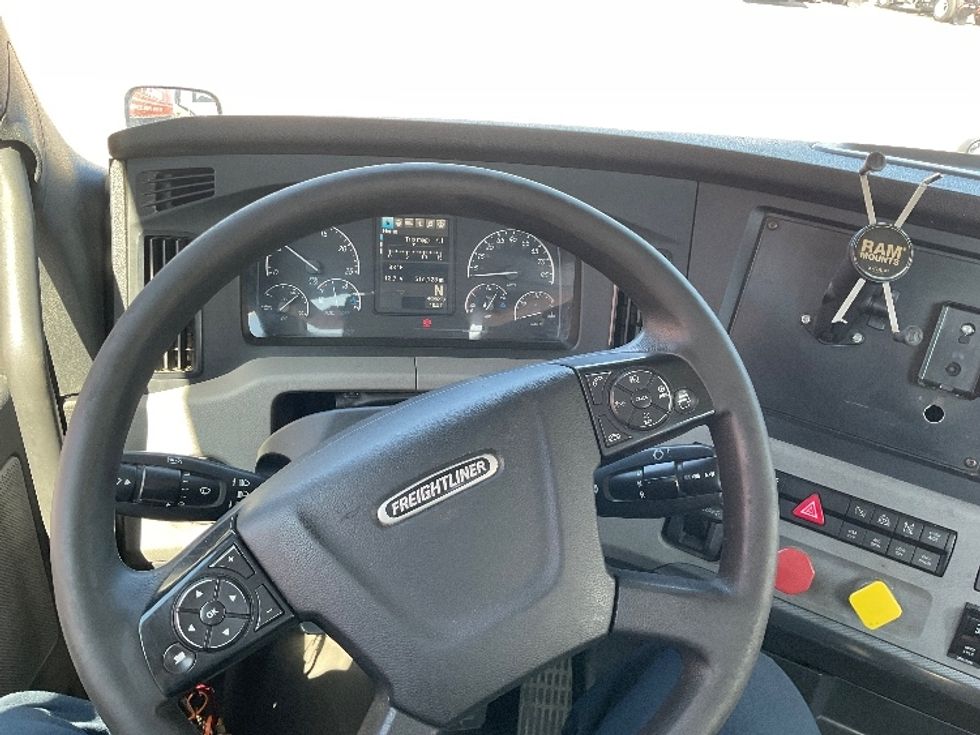 Day Cab Tractor-Heavy Duty Tractors-Freightliner-2019-T12664ST-Flint-MI-516,134\n\t\tmiles-$ 37,250 - Image 11