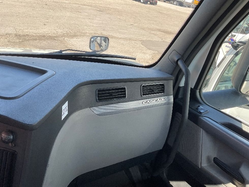 Day Cab Tractor-Heavy Duty Tractors-Freightliner-2019-T12664ST-Flint-MI-516,134\n\t\tmiles-$ 37,250 - Image 13