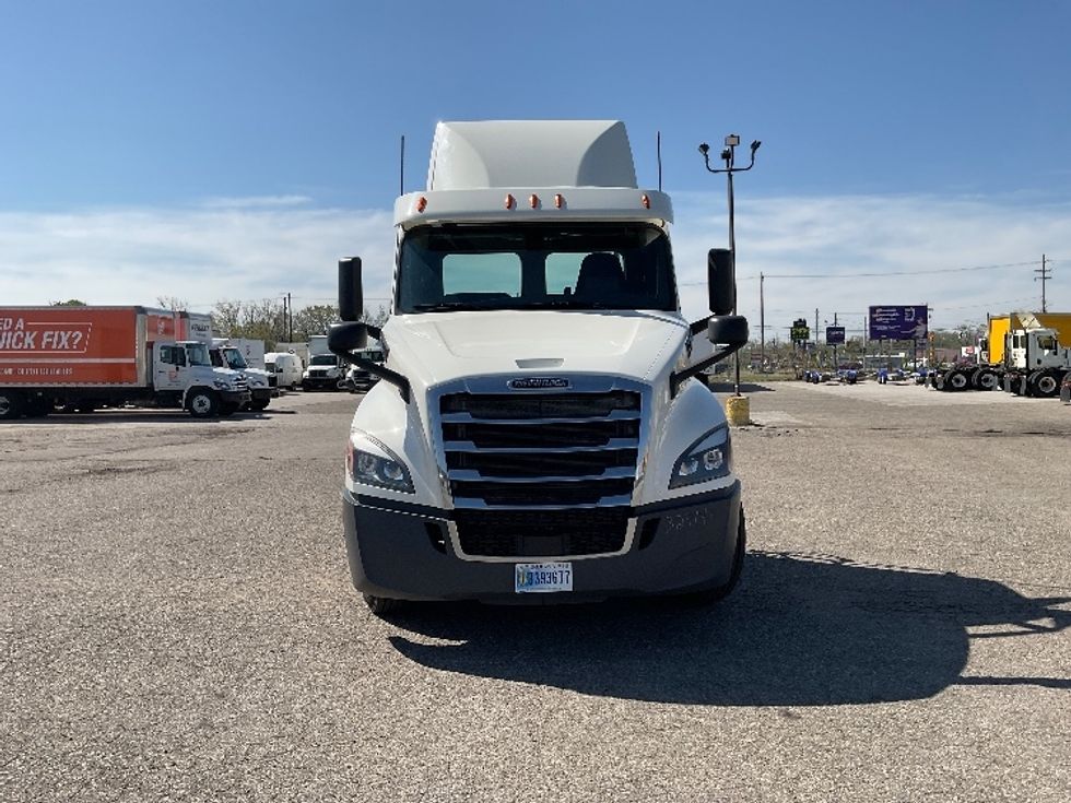 Day Cab Tractor-Heavy Duty Tractors-Freightliner-2019-T12664ST-Flint-MI-516,134\n\t\tmiles-$ 37,250 - Image 2