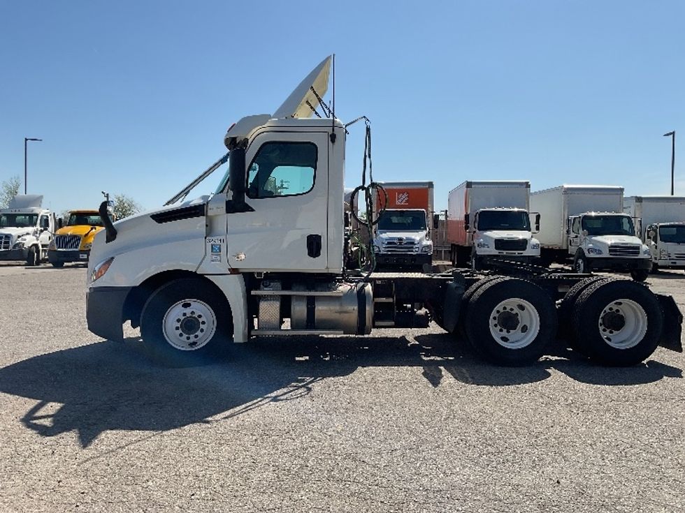 Day Cab Tractor-Heavy Duty Tractors-Freightliner-2019-T12664ST-Flint-MI-516,134\n\t\tmiles-$ 37,250 - Image 4