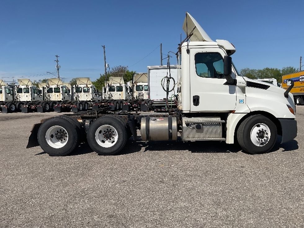 Day Cab Tractor-Heavy Duty Tractors-Freightliner-2019-T12664ST-Flint-MI-516,134\n\t\tmiles-$ 37,250 - Image 8