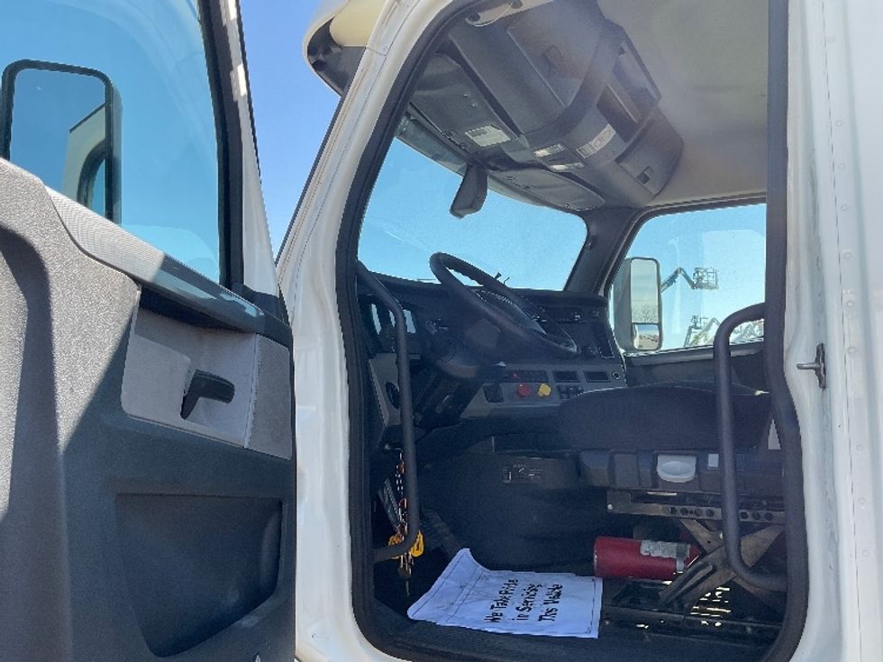 Day Cab Tractor-Heavy Duty Tractors-Freightliner-2019-T12664ST-Flint-MI-516,134\n\t\tmiles-$ 37,250 - Image 9