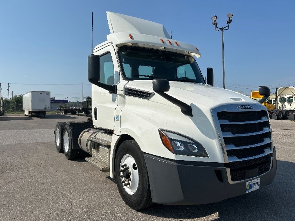 Day Cab Tractor-Heavy Duty Tractors-Freightliner-2019-T12664ST-Flint-MI-524,292\n\t\tmiles-$ 36,500 - Image 1