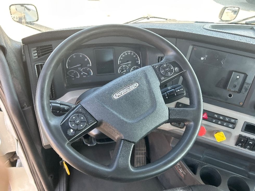 Day Cab Tractor-Heavy Duty Tractors-Freightliner-2019-T12664ST-Flint-MI-524,292\n\t\tmiles-$ 36,500 - Image 10