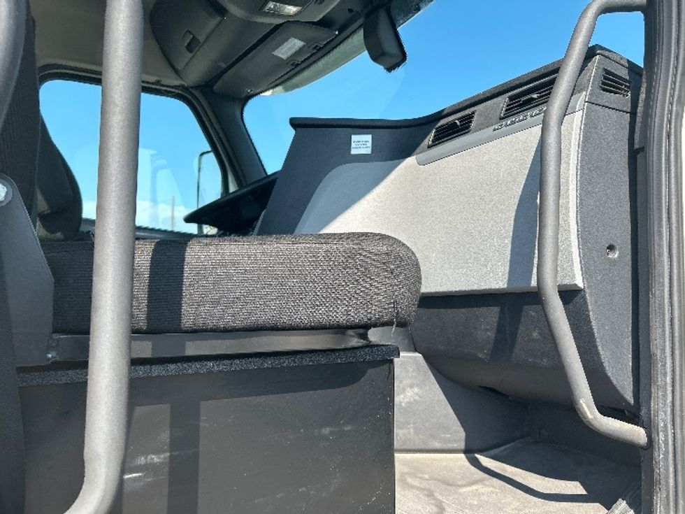 Day Cab Tractor-Heavy Duty Tractors-Freightliner-2019-T12664ST-Flint-MI-524,292\n\t\tmiles-$ 36,500 - Image 11