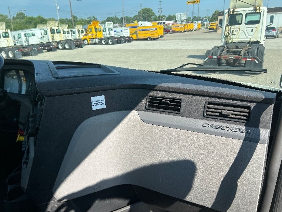 Day Cab Tractor-Heavy Duty Tractors-Freightliner-2019-T12664ST-Flint-MI-524,292\n\t\tmiles-$ 36,500 - Image 12