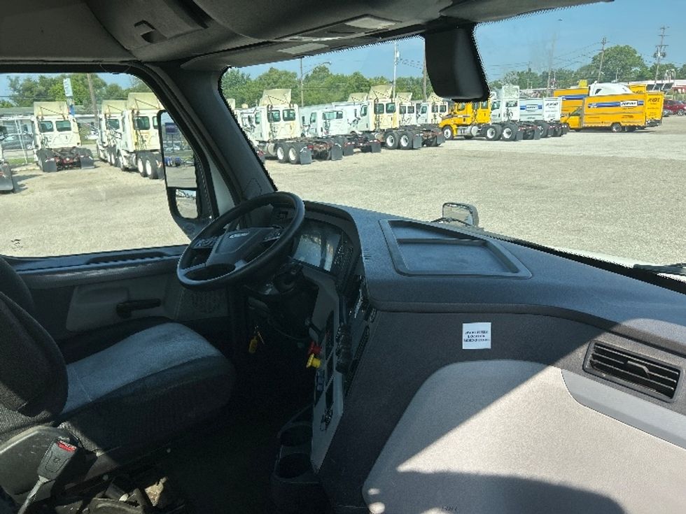 Day Cab Tractor-Heavy Duty Tractors-Freightliner-2019-T12664ST-Flint-MI-524,292\n\t\tmiles-$ 36,500 - Image 13