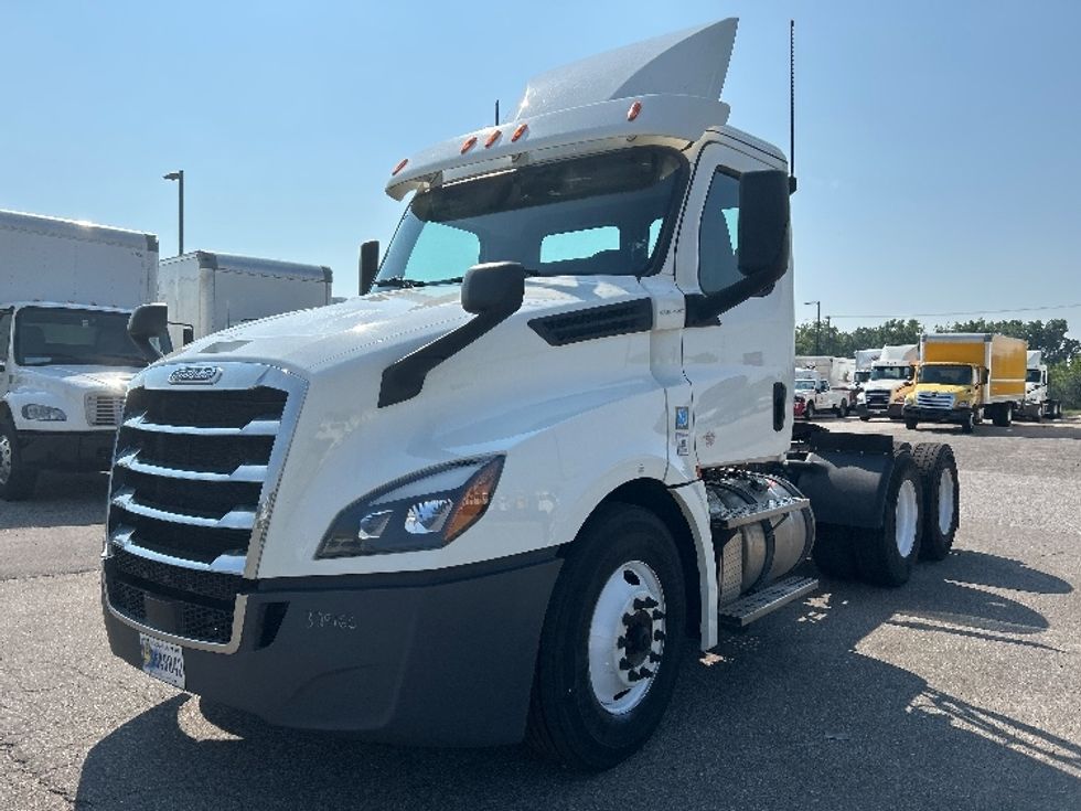 Day Cab Tractor-Heavy Duty Tractors-Freightliner-2019-T12664ST-Flint-MI-524,292\n\t\tmiles-$ 36,500 - Image 3