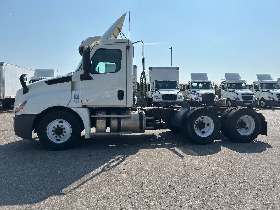 Day Cab Tractor-Heavy Duty Tractors-Freightliner-2019-T12664ST-Flint-MI-524,292\n\t\tmiles-$ 36,500 - Image 4