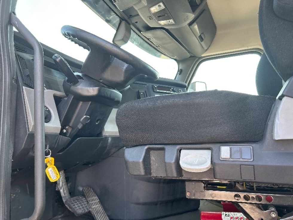 Day Cab Tractor-Heavy Duty Tractors-Freightliner-2019-T12664ST-Flint-MI-524,292\n\t\tmiles-$ 36,500 - Image 8