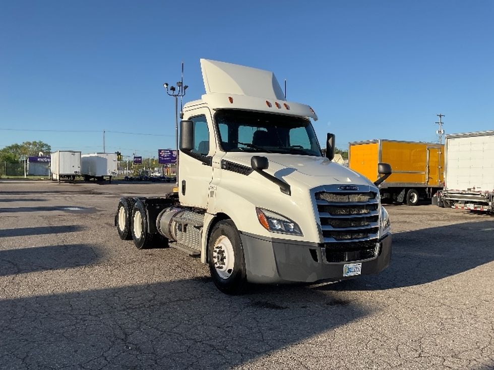 Day Cab Tractor-Heavy Duty Tractors-Freightliner-2019-T12664ST-Flint-MI-529,177\n\t\tmiles-$ 36,250 - Image 1