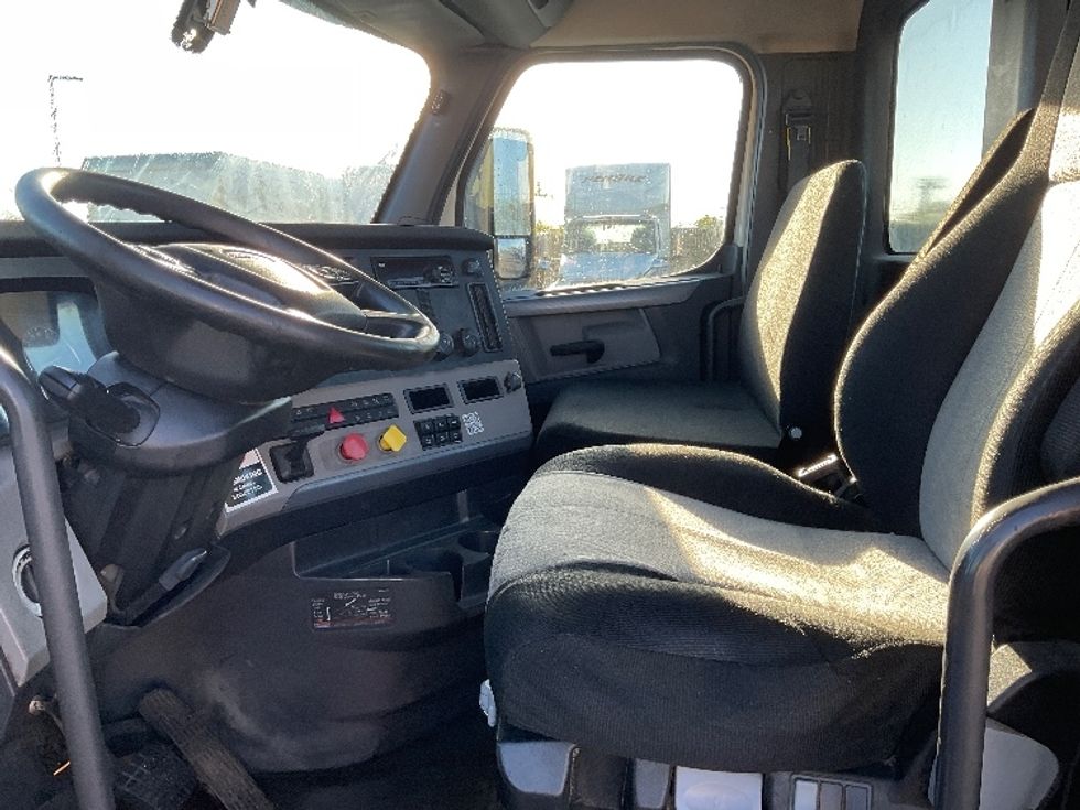 Day Cab Tractor-Heavy Duty Tractors-Freightliner-2019-T12664ST-Flint-MI-529,177\n\t\tmiles-$ 36,250 - Image 10