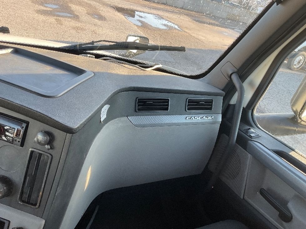 Day Cab Tractor-Heavy Duty Tractors-Freightliner-2019-T12664ST-Flint-MI-529,177\n\t\tmiles-$ 36,250 - Image 13