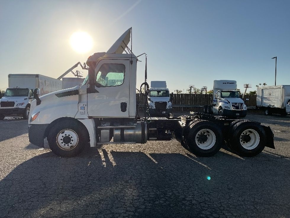 Day Cab Tractor-Heavy Duty Tractors-Freightliner-2019-T12664ST-Flint-MI-529,177\n\t\tmiles-$ 36,250 - Image 4