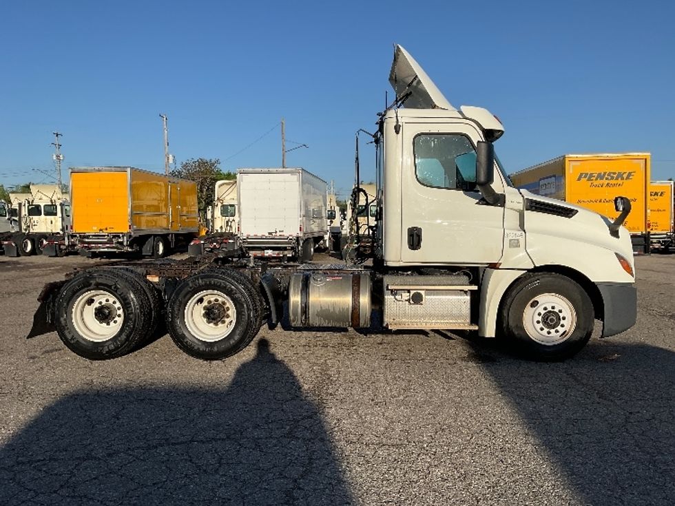 Day Cab Tractor-Heavy Duty Tractors-Freightliner-2019-T12664ST-Flint-MI-529,177\n\t\tmiles-$ 36,250 - Image 8