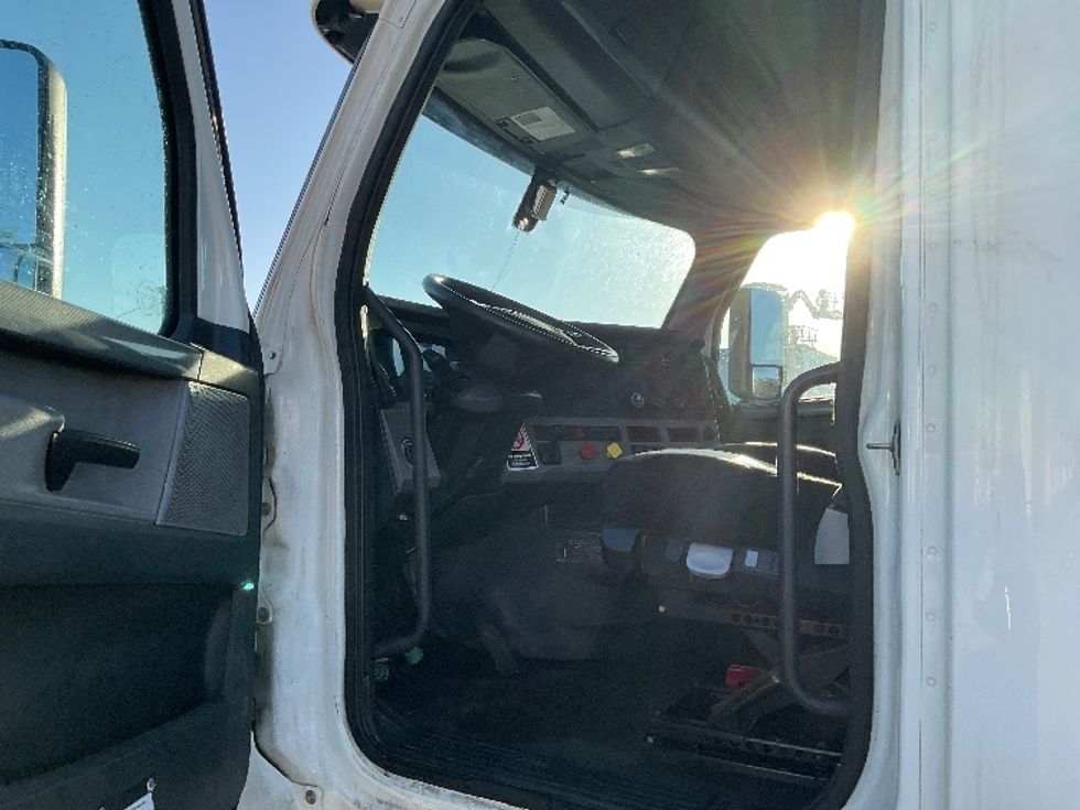 Day Cab Tractor-Heavy Duty Tractors-Freightliner-2019-T12664ST-Flint-MI-529,177\n\t\tmiles-$ 36,250 - Image 9