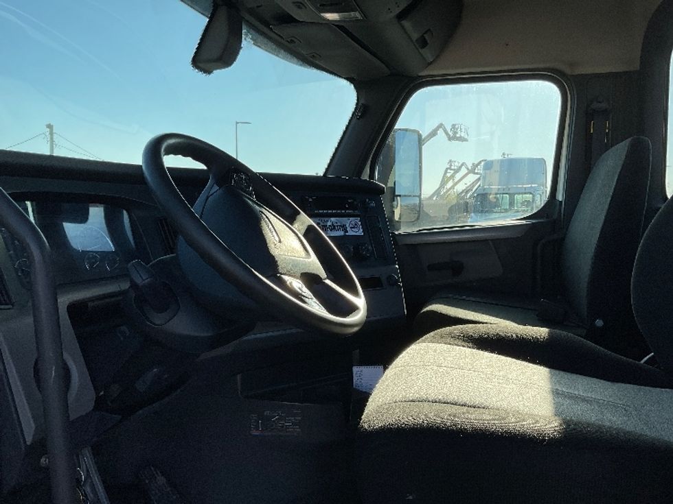 Day Cab Tractor-Heavy Duty Tractors-Freightliner-2019-T12664ST-Flint-MI-530,047\n\t\tmiles-$ 36,000 - Image 10