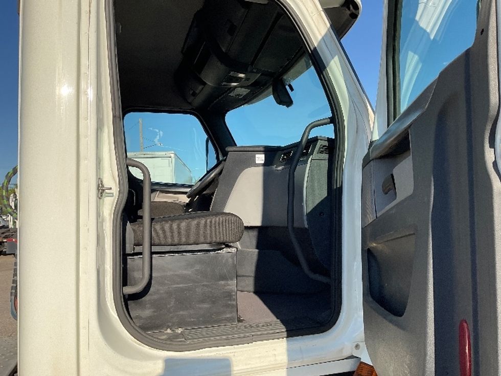 Day Cab Tractor-Heavy Duty Tractors-Freightliner-2019-T12664ST-Flint-MI-530,047\n\t\tmiles-$ 36,000 - Image 12