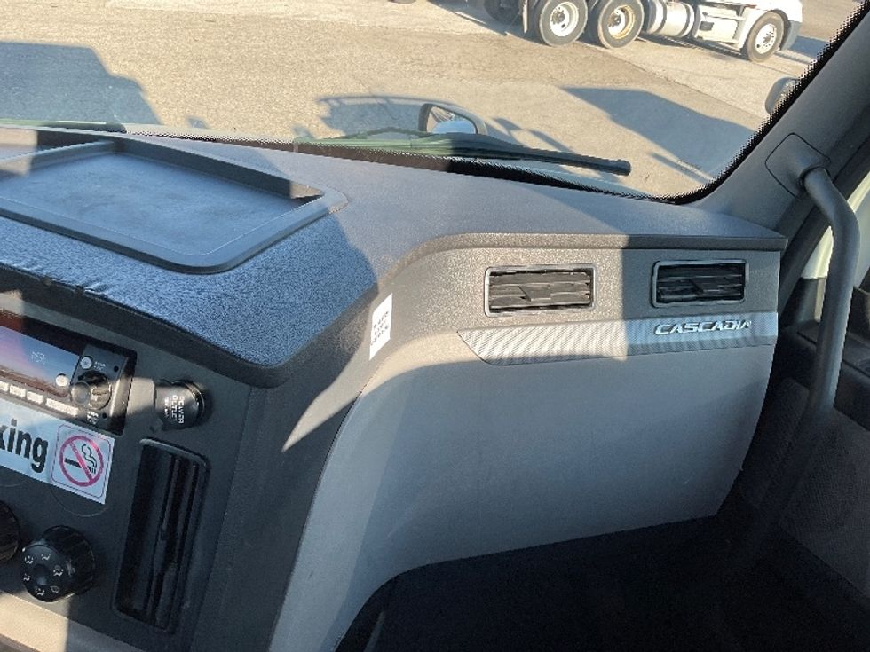 Day Cab Tractor-Heavy Duty Tractors-Freightliner-2019-T12664ST-Flint-MI-530,047\n\t\tmiles-$ 36,000 - Image 13