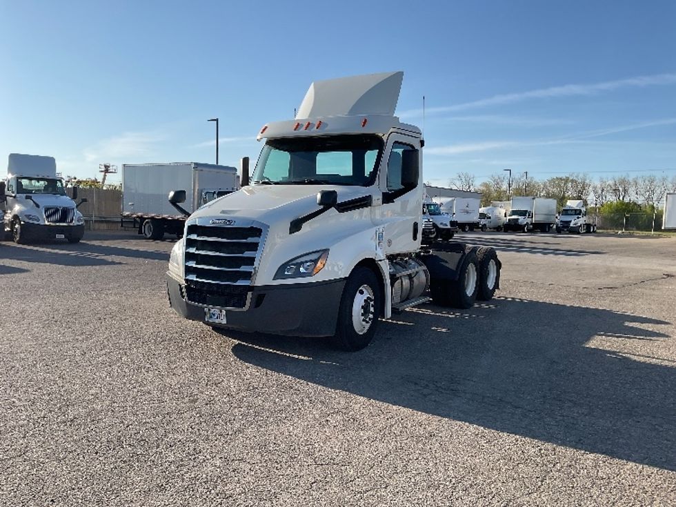 Day Cab Tractor-Heavy Duty Tractors-Freightliner-2019-T12664ST-Flint-MI-530,047\n\t\tmiles-$ 36,000 - Image 3