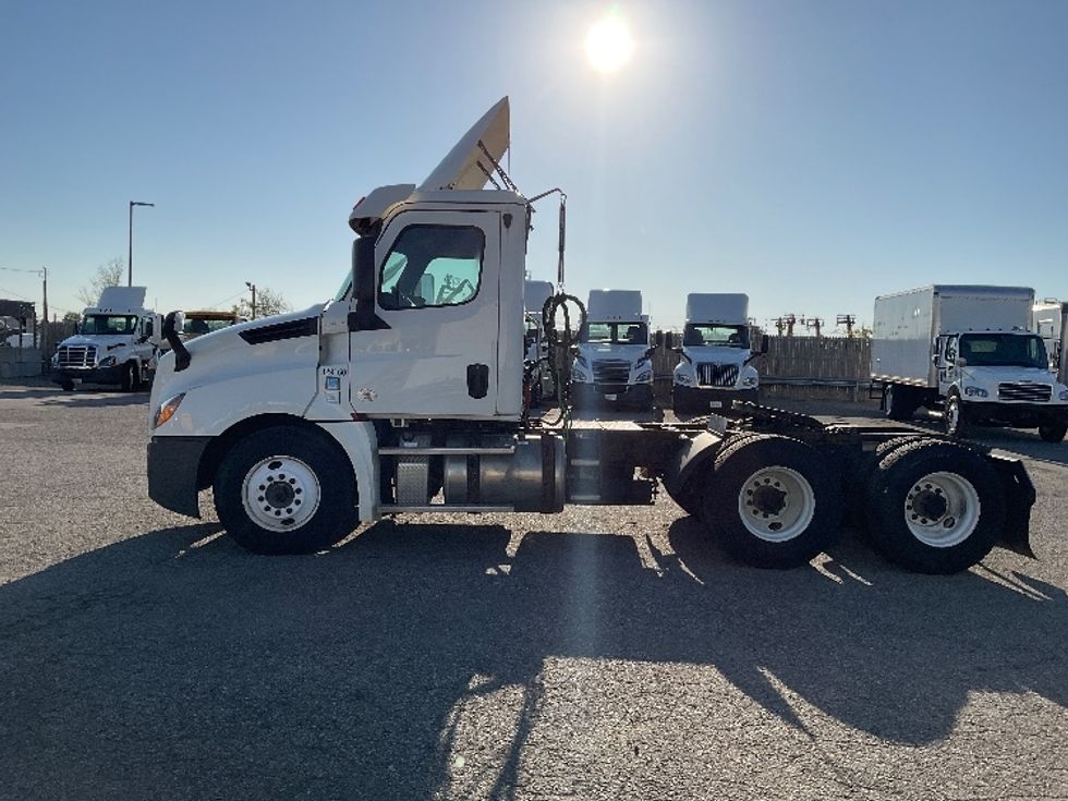 Day Cab Tractor-Heavy Duty Tractors-Freightliner-2019-T12664ST-Flint-MI-530,047\n\t\tmiles-$ 36,000 - Image 4
