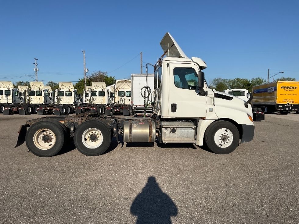 Day Cab Tractor-Heavy Duty Tractors-Freightliner-2019-T12664ST-Flint-MI-530,047\n\t\tmiles-$ 36,000 - Image 8