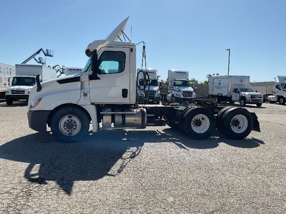Day Cab Tractor-Heavy Duty Tractors-Freightliner-2019-T12664ST-Flint-MI-534,897\n\t\tmiles-$ 35,750 - Image 4